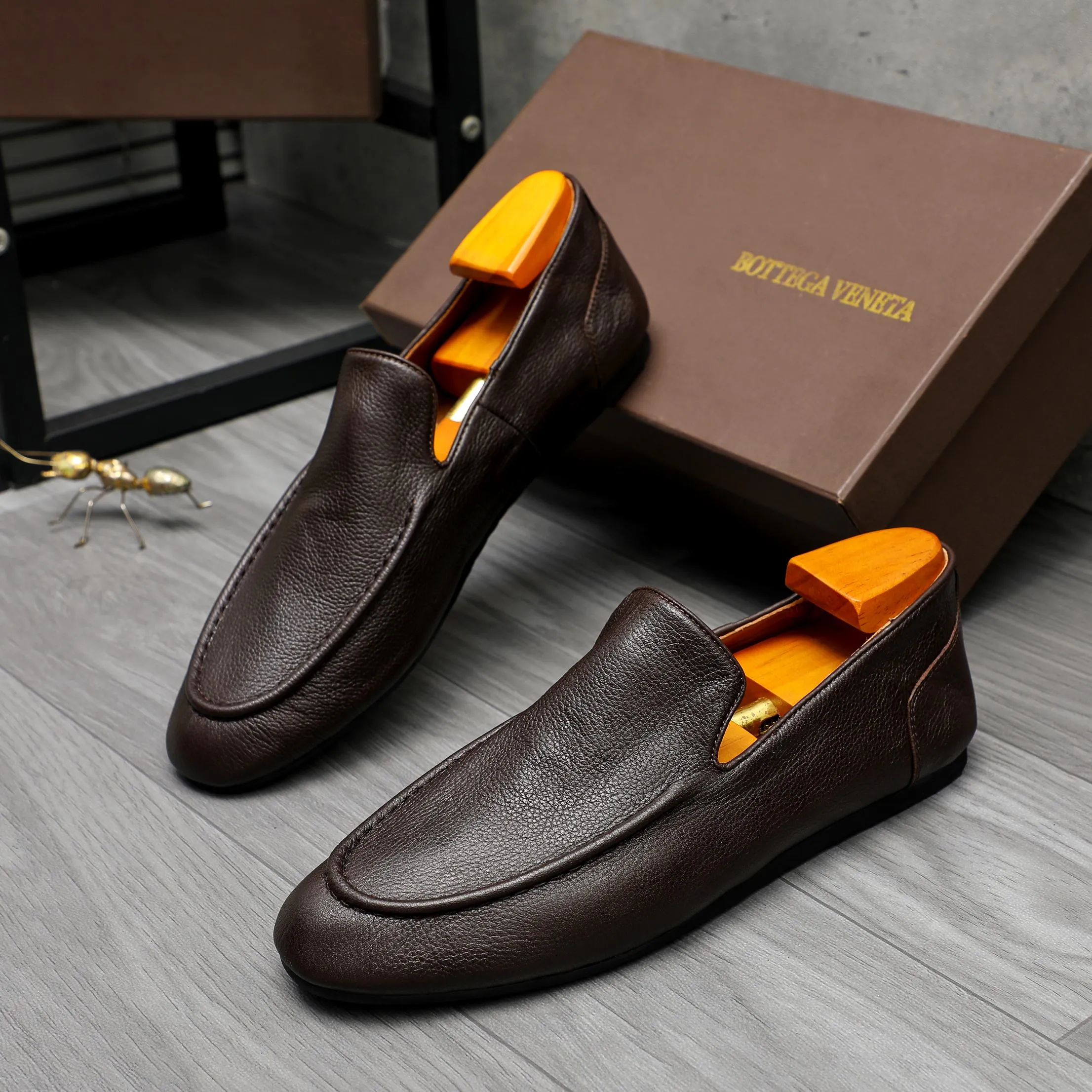 Men's shoes 💰460 Product trademark: BV "Bottega Veneta" soft leather slip-on men's shoes Regular size: 39-45 Product materials: Selected high-quality cowhide upper, cowhide lining, original outsole